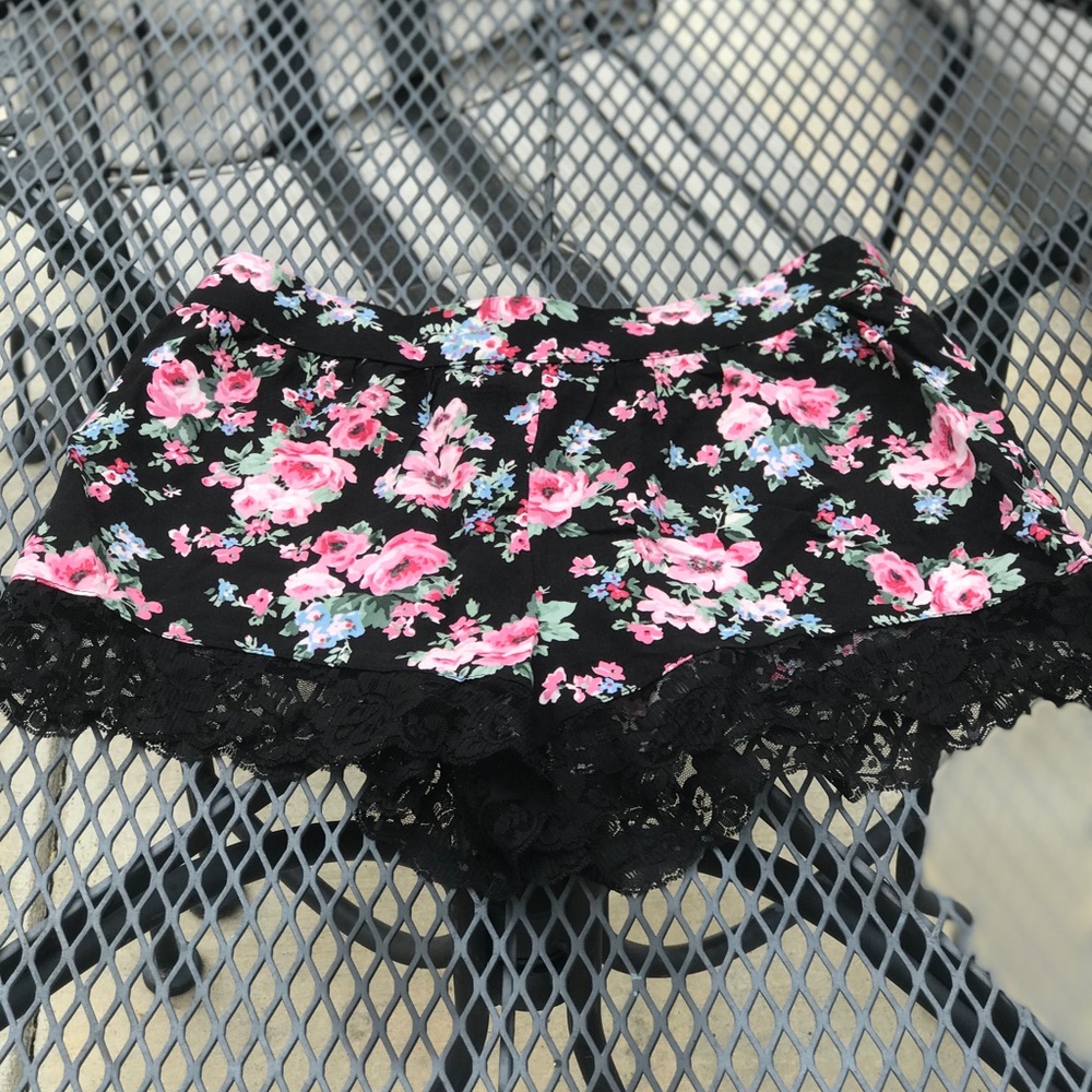 Floral shorts with a lace trim